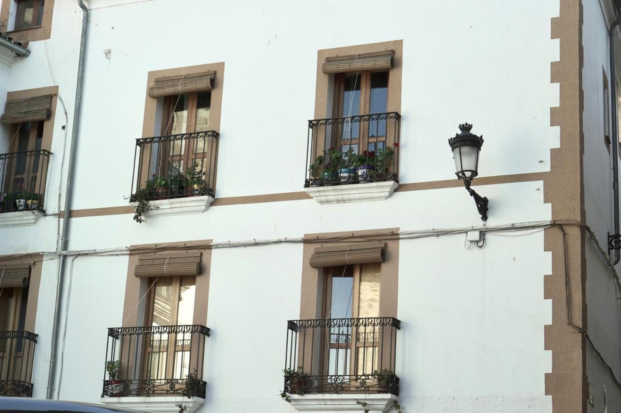 Appartamento Destino Deluxe Plaza De Santiago - 2 Hab Caces Esterno foto